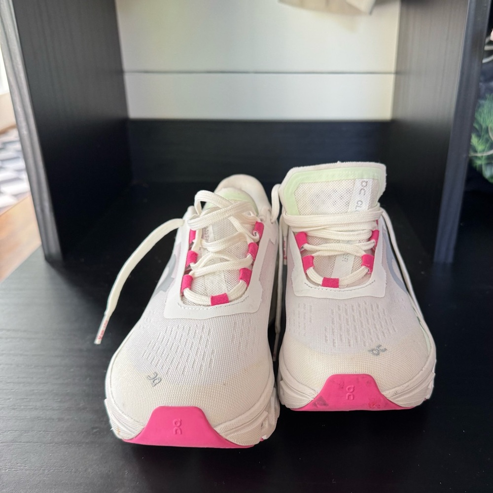 On Running Cloud monster - Women's Athletic Shoes - White and Pink